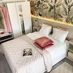 Palace Quarter 2 Peaceful Modern Floor Daire